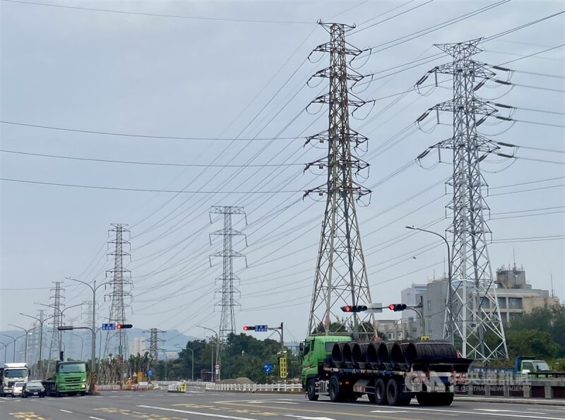 图为耸立在高雄市道路旁的的高压电塔。（中央社档案照片）