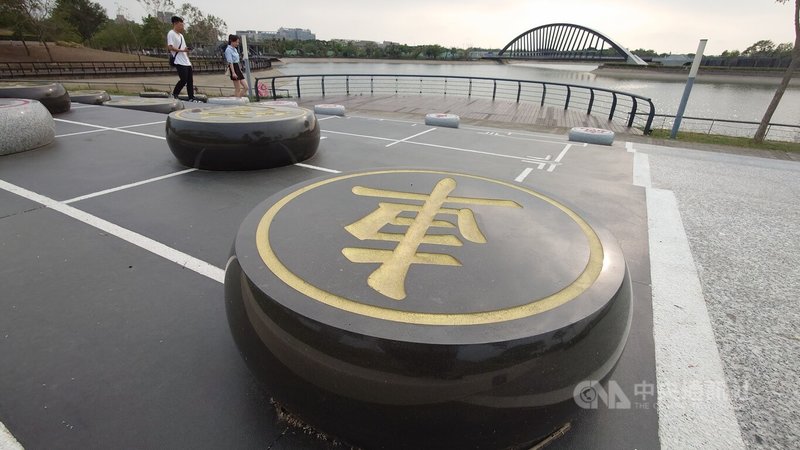 故宮南院至善湖旁階梯近日新設象棋裝置藝術,共19顆棋子,花崗岩材質每顆重量逾百公斤,實質作用為石板凳。中央社記者蔡智明攝 113年4月19日