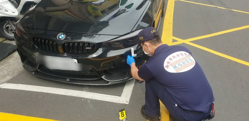 新北市中和警分局19日表示,員警值勤巡邏時,於中和路、泰和街口攔查可疑轎車,駕駛拒檢逃逸並倒車衝撞員警;警方朝車輪開4槍後攔停、壓制。圖為市警局鑑識中心人員到場採證。(中和警方提供)中央社記者黃旭昇新北傳真 113年4月19日