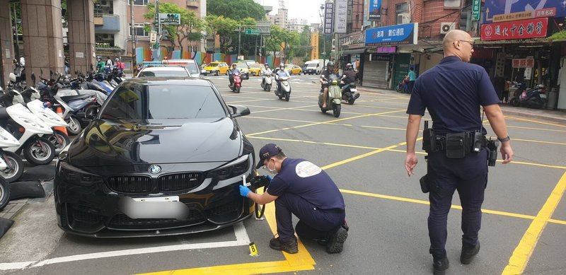 新北市中和警分局19日表示,員警值勤巡邏時,於中和路、泰和街口攔查可疑轎車,駕駛拒檢逃逸並倒車衝撞員警,警方朝車輪開4槍後攔停並壓制駕駛,開出16張罰單。(中和警方提供)中央社記者黃旭昇新北傳真 113年4月19日