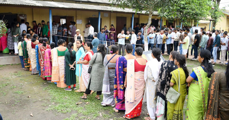 印度民眾19日在狄布魯加縣一處投票所外排隊等待投票。（ANI新聞社）