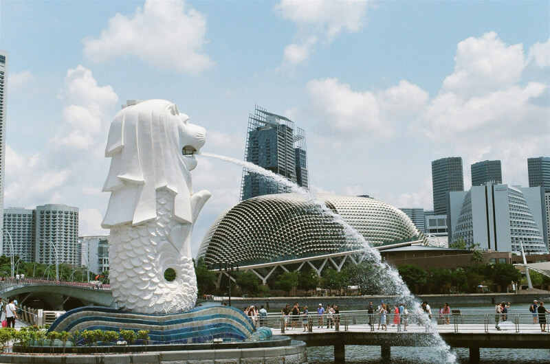 新加坡宣布從12月起實施彈性工作指導原則，屆時將可向雇主申請遠端工作或每週工作改為4天等工作型態。圖為新加坡地標魚尾獅。（圖取自Unsplash圖庫）