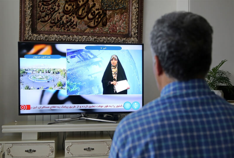 伊朗中部伊斯法罕省19日傳出爆炸，一名男子德黑蘭觀看電視報導。（安納杜魯新聞社）