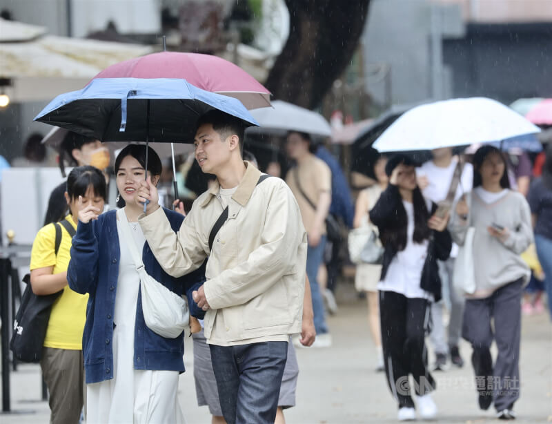 图为台北华山1914文化创意产业园区，民众撑伞遮雨。（中央社档案照片）