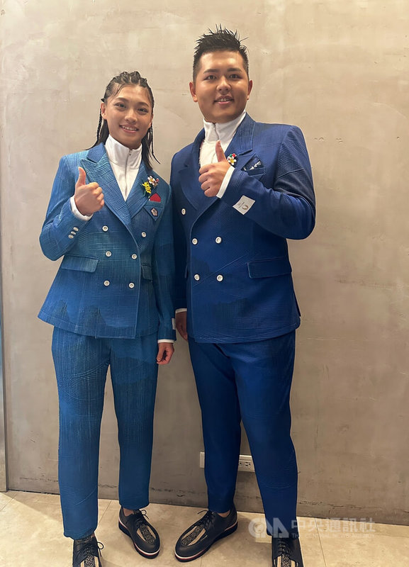 台灣男子射擊好手楊昆弼(右)、拳擊女將吳詩儀(左)19日參加「台北時裝週AW24」展前記者會,並身著巴黎奧運台灣代表隊團服亮相;楊昆弼自認今年狀況很好,一定會達成摘金目標。中央社記者黎建忠攝 113年4月19日