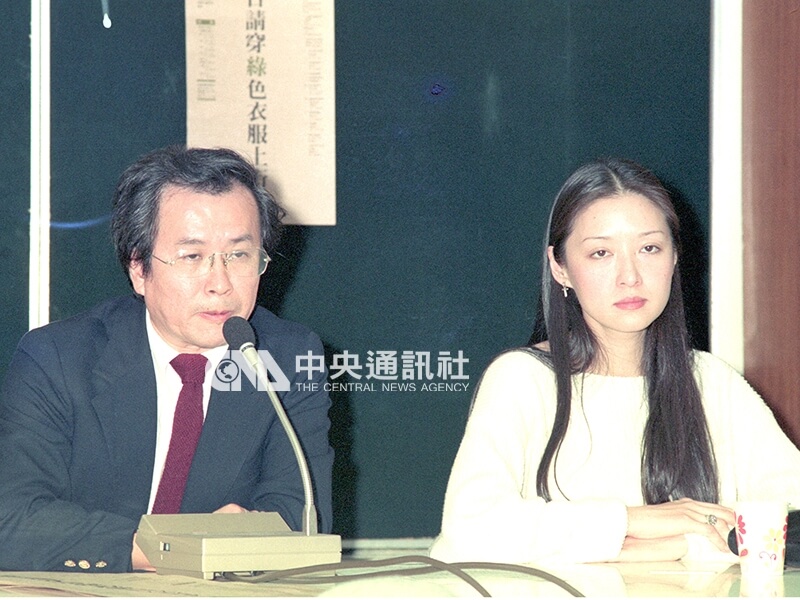 「世界地球日」台湾地区活动召集人林俊义（左）与热心于环境保护工作的影星胡茵梦1990年4月13日出席记者会，呼吁国人共同响应这项国际性的环保运动，尽一份地球居民的责任。中央社记者郭日晓摄 79年4月13日