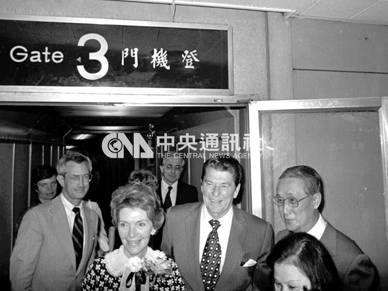 1978年4月19日美国加州前州长雷根夫妇，搭机来台访问3天，我国工商协进会理事长辜振甫夫妇（右）在台北国际机场欢迎。中央社记者陈汉中摄 67年4月19日