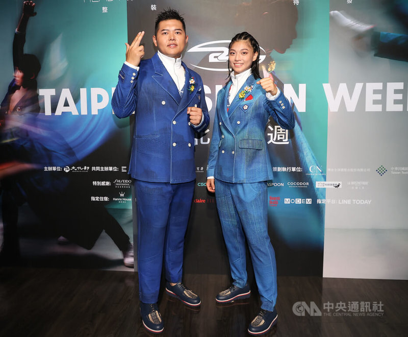 台北時裝週AW24展前記者會19日下午舉行,射擊好手楊昆弼(左)、拳擊女將吳詩儀(右)應邀出席,共同穿上巴黎奧運台灣代表團進場服裝亮相。中央社記者謝佳璋攝 113年4月19日