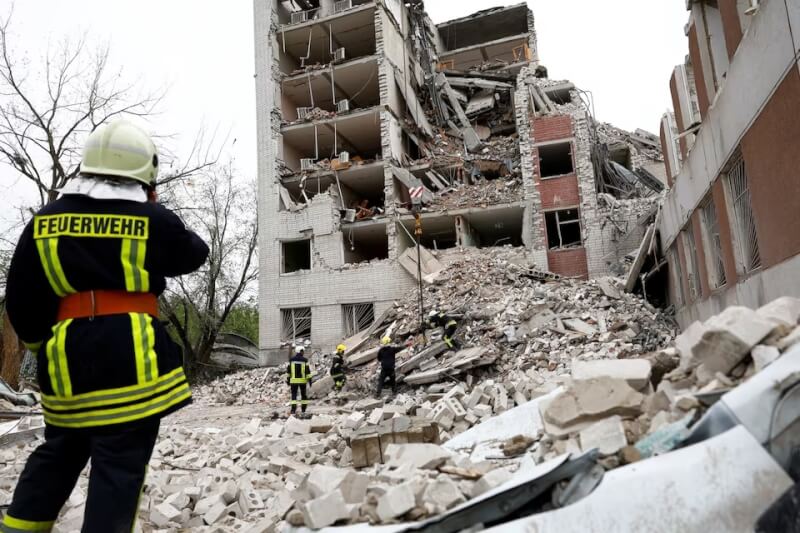 烏克蘭北部城市切爾尼戈夫17日遭俄羅斯軍隊空襲，建築物毀損。（路透社）
