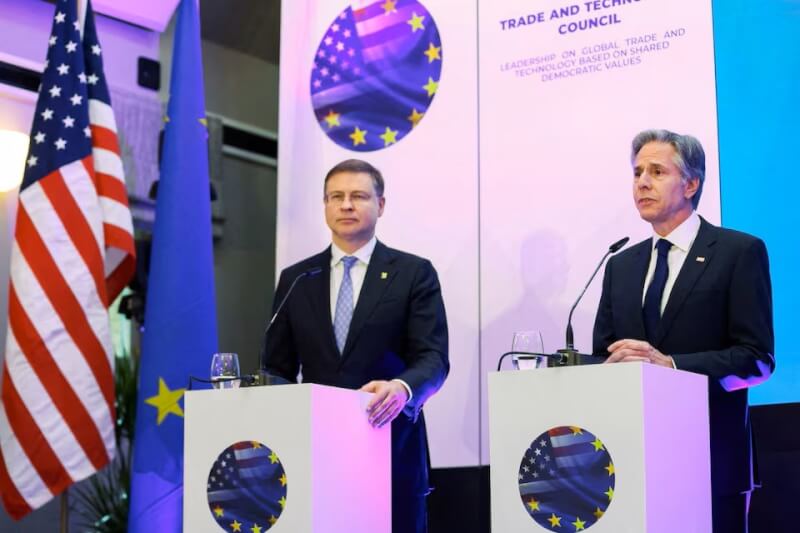 歐聯執委會負責貿易政策的副主席杜姆布羅夫斯基斯（左）與美國國務卿布林肯（右）。（路透社）