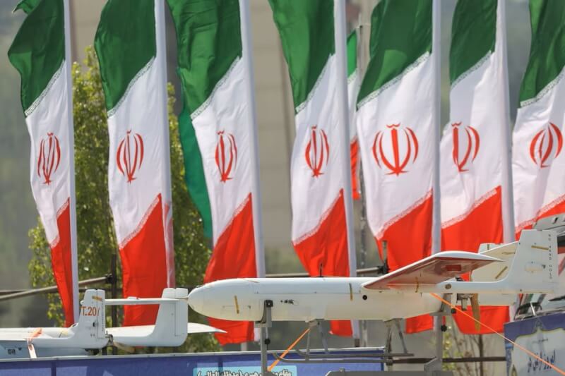 圖為伊朗在軍人節遊行中展示的無人機。（路透社）