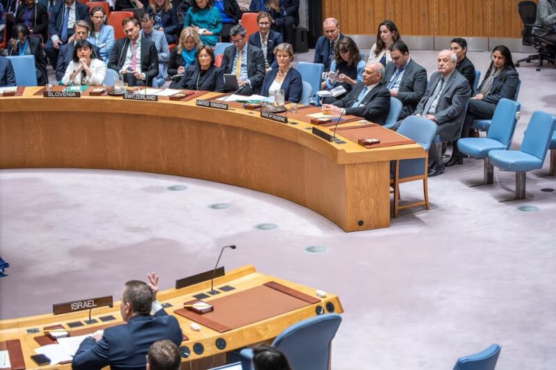 以色列大使爾登（背對舉手者）18日在聯合國安全理事會對中東情勢和巴勒斯坦問題進行發言。（路透社）