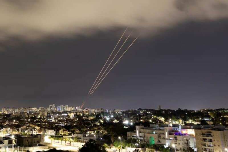 伊朗13日向以色列發射飛彈，以色列鐵穹防空系統開始運作。（路透社）