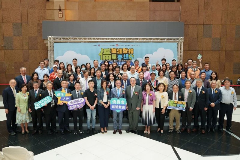 僑務委員會20日表示，在台北車站辦理「2024年僑生就業博覽會」，與80家企業合作，並安排多場僑生就業專題講座，吸引超過千人參加。（僑委會提供）中央社記者吳昇鴻傳真  113年4月20日