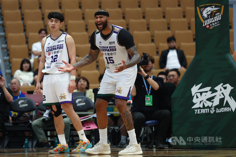 前美國職籃(NBA)球星卡森斯(DeMarcus Cousins)(右)再度來台,20日披上台灣職籃T1聯盟台啤永豐雲豹戰袍出賽,返台首戰轟下25分,助隊勝出、拿下5連勝。中央社記者王騰毅攝 113年4月20日