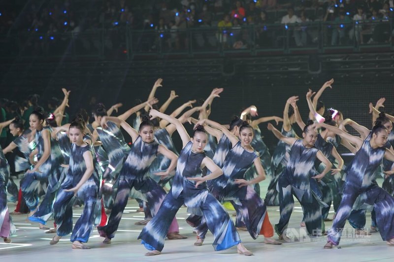 113全中运在台北，20日下午在台北小巨蛋盛大举行开幕典礼，中正高中舞蹈班学生带来精彩开场演出。中央社记者徐肇昌摄  113年4月20日