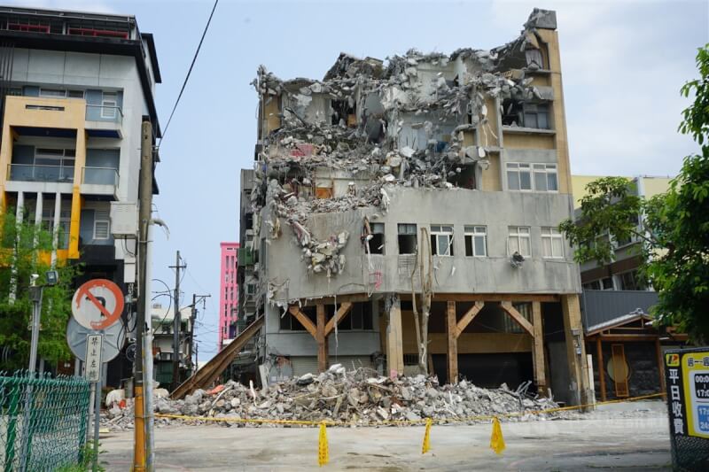 图为花莲市北滨街拆除中的民宅。中央社记者张祈摄 113年4月19日