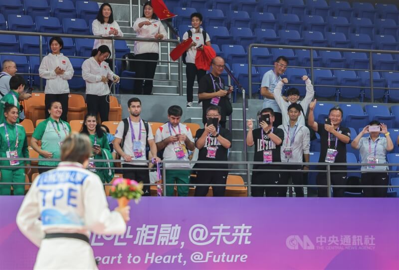 台灣「柔道女王」連珍羚（前左）去年杭州亞運在柔道女子57公斤級奪金，楊勇緯（看台前右3）也到場觀看頒獎典禮，為連珍羚打氣。（中央社檔案照片）