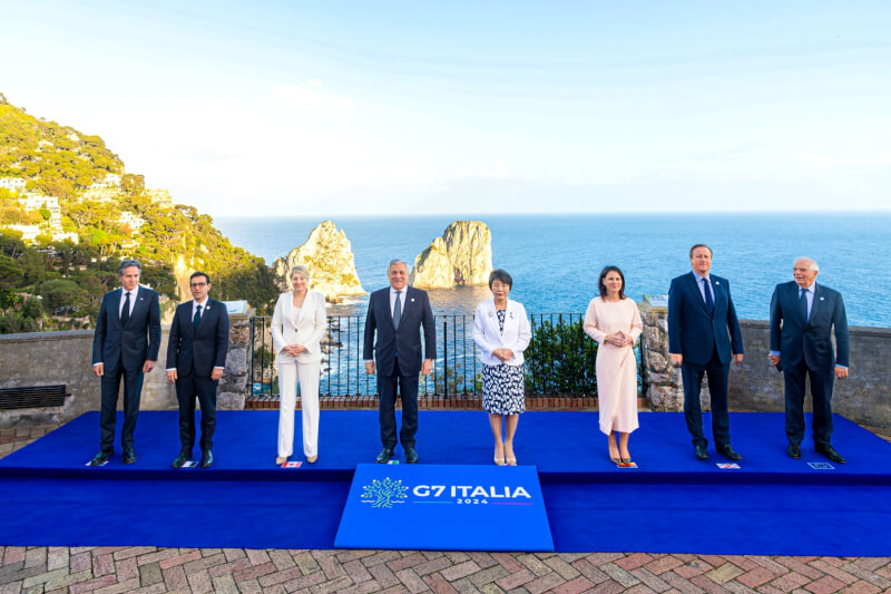 G7外長會議17至19日在義大利卡布里島舉行，官方19日發布與會成員合照。（圖取自twitter.com/G7）
