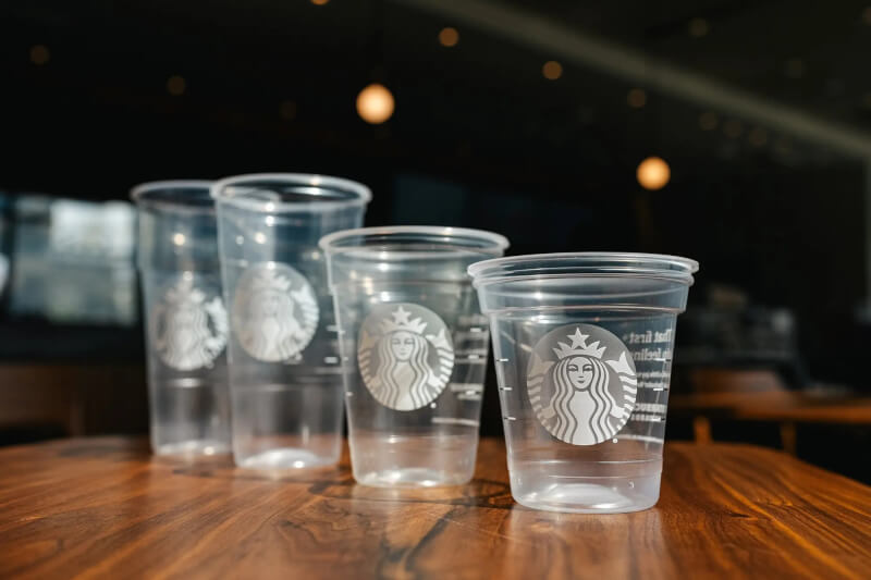 星巴克18日宣布將在美加地區推出塑膠含量減少20%的新版冷飲杯。（圖取自星巴克網頁stories.starbucks.com）