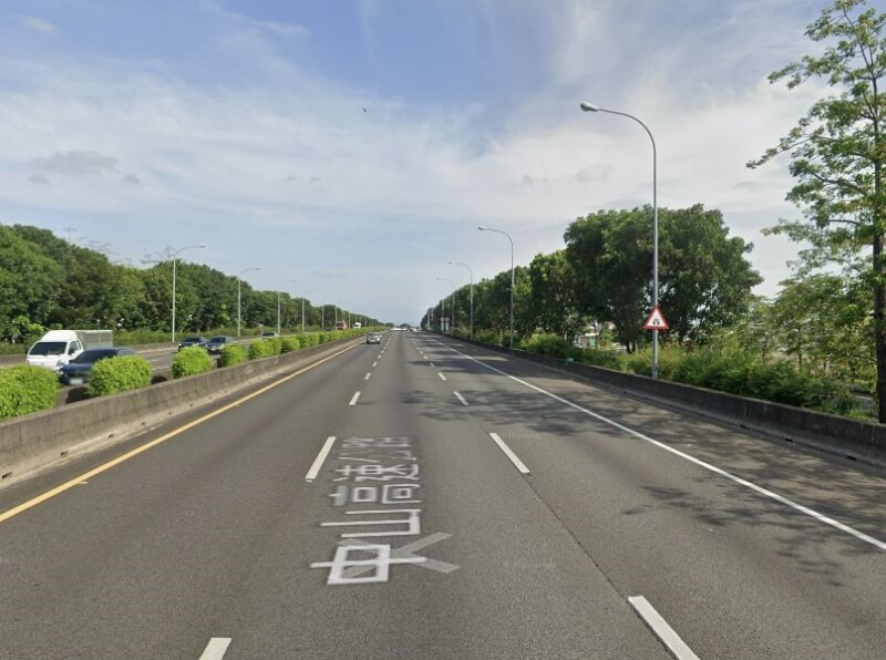 圖為國道1號南向310.9公里處設有固定式「警52」測速取締標誌的Google街景。（圖取自Google地圖網頁google.com/maps）