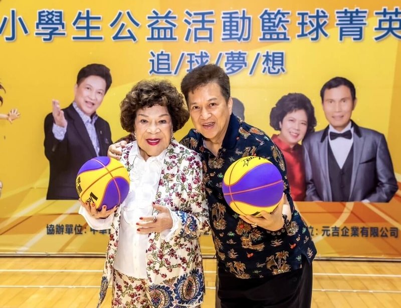 周遊20日在台北市辦小學生公益籃球賽，並捐200顆籃球，節目製作人周遊（左）與丈夫李朝永（右）鼓勵孩子們多運動。（李朝永提供）中央社記者洪素津傳真 113年4月20日
