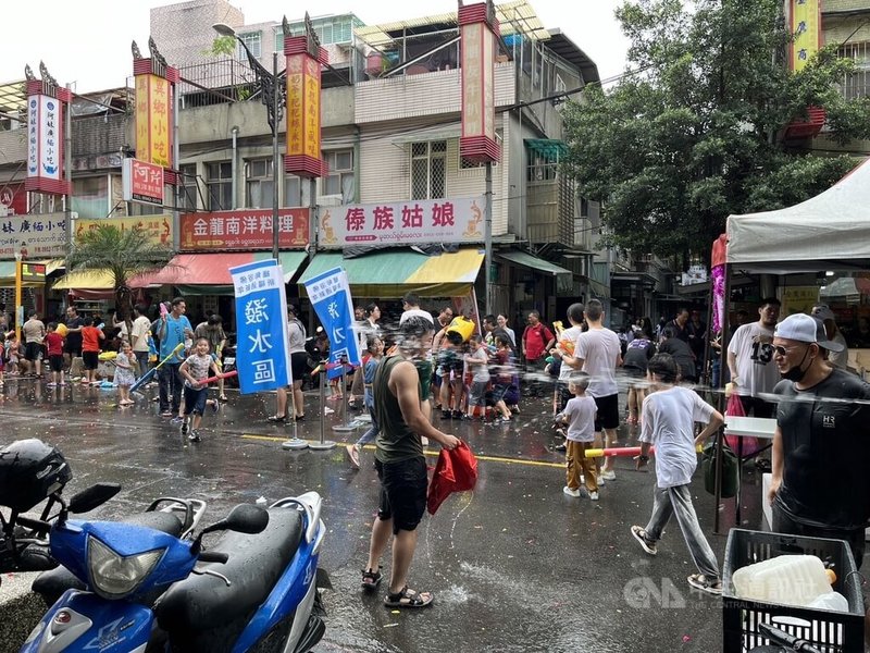 一年一度「緬甸新年浴佛活動」21日在新北市中和區華新街登場,中華民國緬甸歸僑協會表示,今年浴佛儀式依然以灑淨代替潑水,不過現場有開放小型潑水活動,讓大家感受熱鬧氛圍。中央社記者高華謙攝 113年4月21日