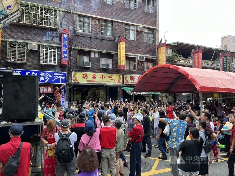 2024緬甸新年浴佛活動21日在新北市中和區華新街熱鬧舉行,中華民國緬甸歸僑協會表示,活動一度因COVID-19疫情停辦,今年回歸正常規模,至少有3000人次參與,比往年還多。中央社記者高華謙攝 113年4月21日