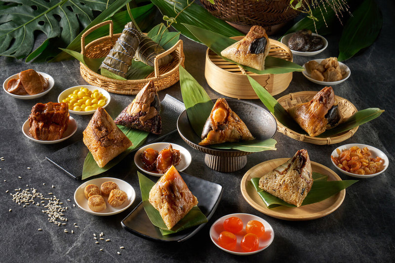 端午節即將到來,台北福華大飯店今年由江南春、珍珠坊和點心坊3大餐廳主廚攜手,共同推出近20款粽子口味,包含網羅南北部特色的古早台味經典粽、港風水煮粽、江浙湖州粽,以及結合靜岡抹茶及季節水果的日式冰心粽。(台北福華飯店提供)中央社記者汪淑芬傳真 113年4月21日