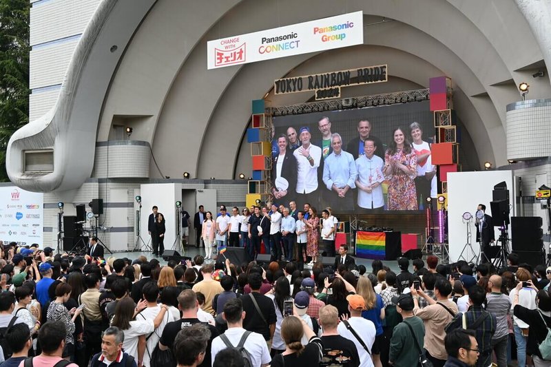 日本最大型LGBTQ活动「东京彩虹骄傲」21日举办活动，在大游行之前，包括驻日代表谢长廷等多国驻日大使上台致词。（驻日代表处提供）中央社记者杨明珠东京传真  113年4月21日