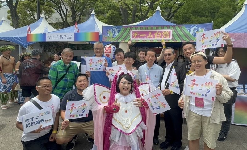 日本最大型LGBTQ活动「东京彩虹骄傲」21日举办大游行。财团法人台湾红丝带基金会及民间组织「台湾伴侣权益推动联盟」共组台湾队设摊并参加大游行。驻日代表谢长廷（第2排右3）与台湾红丝带基金会董事长涂醒哲（第2排右2）等台湾队成员合照。（驻日代表处提供）中央社记者杨明珠东京传真  113年4月21日