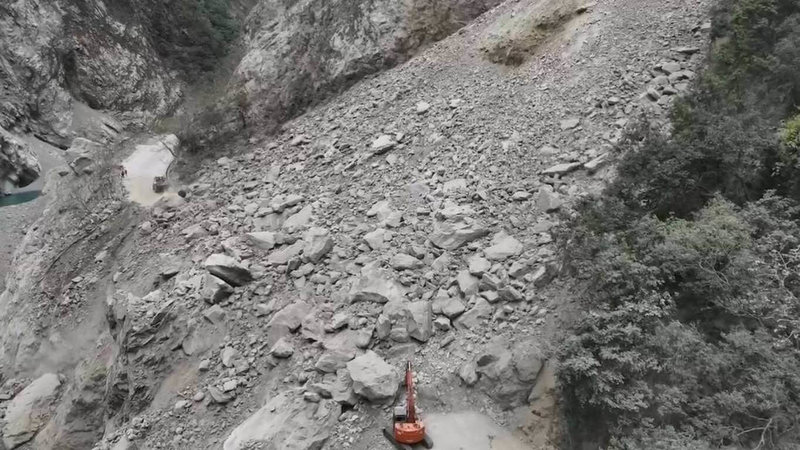 花蓮縣台8線174.4K流芳橋路段21日上午發生坍方,導致道路中斷,警方通報工務單位搶修,並拉起封鎖線,提醒民眾隨時注意氣象資訊及道路通阻訊息。(民眾提供)中央社記者李先鳳傳真 113年4月21日