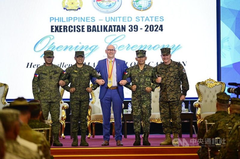 美菲「肩並肩」軍演22日開幕。菲律賓參謀總長布勞納（左2）、肩並肩軍演菲方指揮官利庫丁尼（左1）、美國陸戰隊太平洋司令朱尼（右1）等人合影。中央社特約記者Edward Bungubung攝  113年4月22日