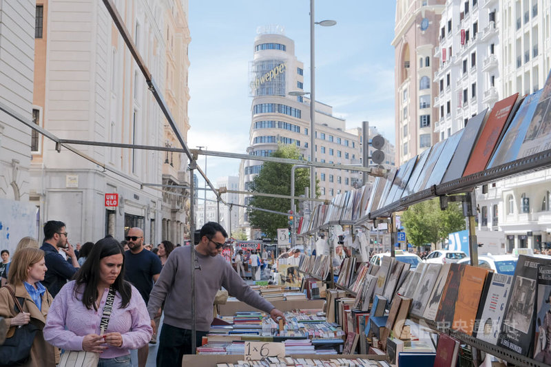 西班牙首都馬德里為慶祝4月23日聯合國「世界閱讀日」，在市中心「格蘭大道」（Gran Vía）辦起街頭書市，將書本帶到街頭與讀者相遇。中央社記者胡家綺馬德里攝 113年4月22日