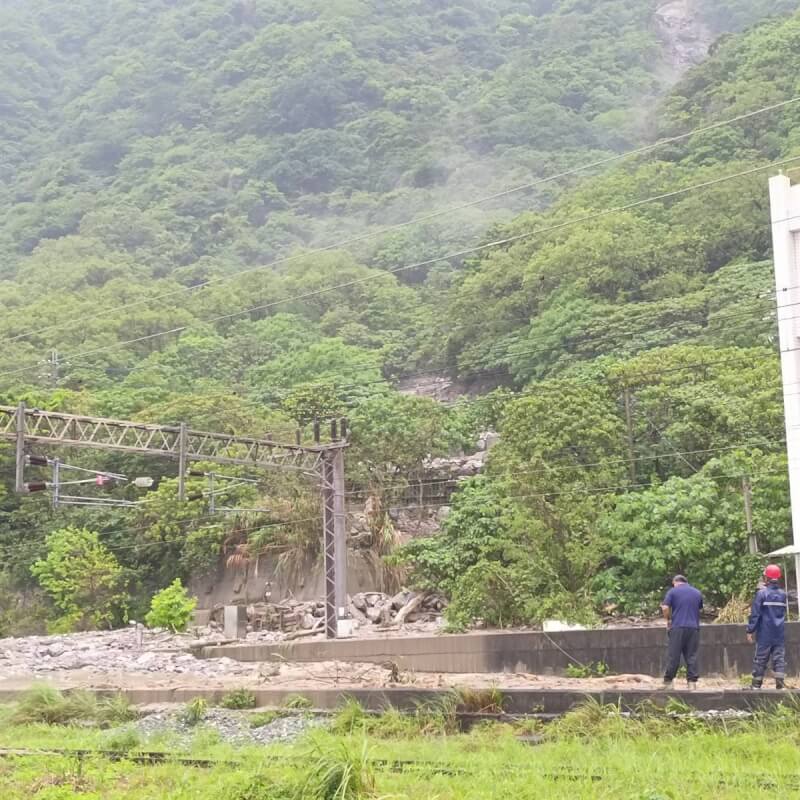 花蓮北區22日下起大雨,省道台9線160.71K土石崩落,不但道路受阻,泥流沖到台鐵北迴線,和仁火車站往南約800公尺有大片土石泥流,和仁至崇德站間鐵路雙向不通。(花蓮縣消防局提供)中央社記者李先鳳傳真 113年4月22日