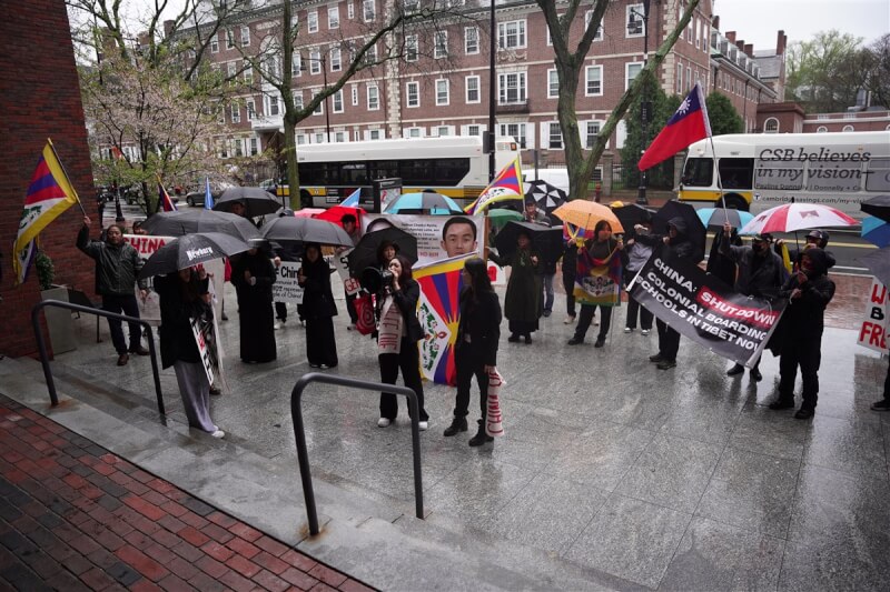 約35名哈佛學生及抗議中國迫害西藏、香港、新疆人權的人士20日聚集在哈佛校園，抗議中國大使謝鋒演說。（抵抗中共學生聯盟提供）中央社記者石秀娟華盛頓傳真 113年4月22日