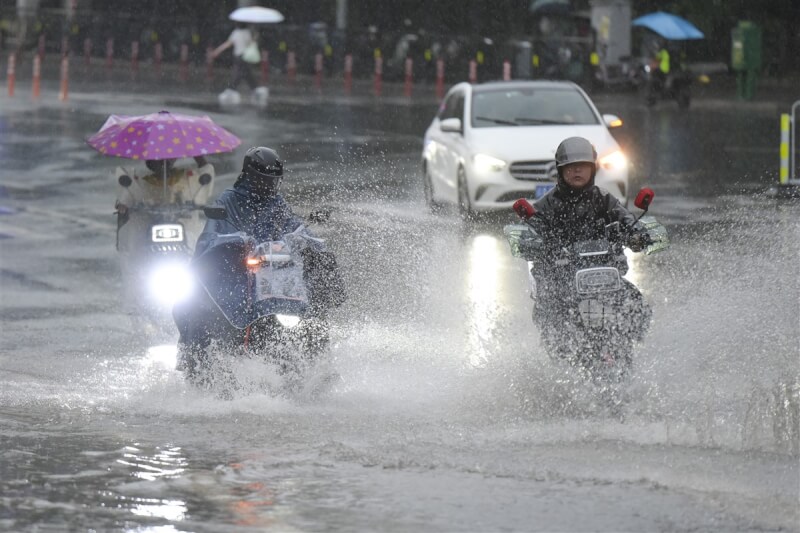 圖為20日廣東省廣州市持續降下暴雨，街道低窪處出現積水。（中新社提供）中央社 113年4月20日