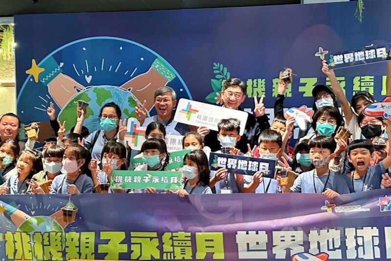 桃園國際機場公司響應世界地球日,由專業導覽師帶領學童實地認識機場運作,了解機場為推動節能減碳、保護地球所做的努力。中央社記者吳睿騏桃園機場攝 113年4月22日