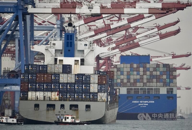 圖為2艘貨櫃輪停靠在高雄港區等待貨櫃裝卸。（中央社檔案照片）