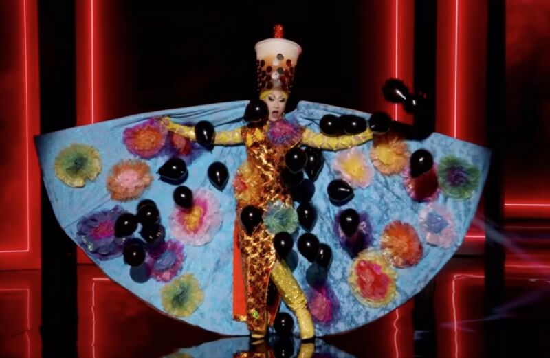 妮妃雅在美國實境電視節目「魯保羅變裝皇后秀」總冠軍賽身穿以「珍珠奶茶」為原型的夢幻禮服，奪得滿堂彩。（圖取自facebook.com/rupaulsdragrace）