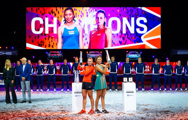台灣網球選手詹皓晴（前右）21日與俄羅斯搭檔庫德梅托娃（前左）在WTA斯圖加特女網賽雙打封后。（圖取自twitter.com/WTA）