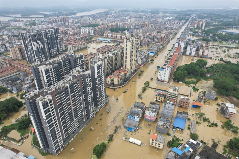 中國廣東連日降下豪雨，22日清遠市英德市浛洸鎮道路被洪水淹沒。（中新社）