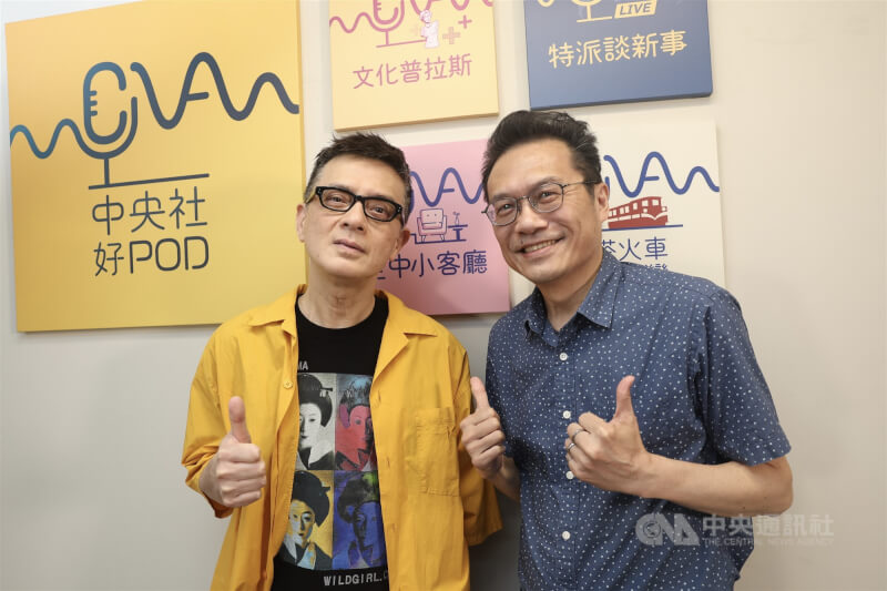 香港創作歌手黃耀明（左），與主持人邱祖胤（右）分享愛上台語歌的心路歷程，以及自己的理念。中央社記者吳家昇攝 113年04月11日