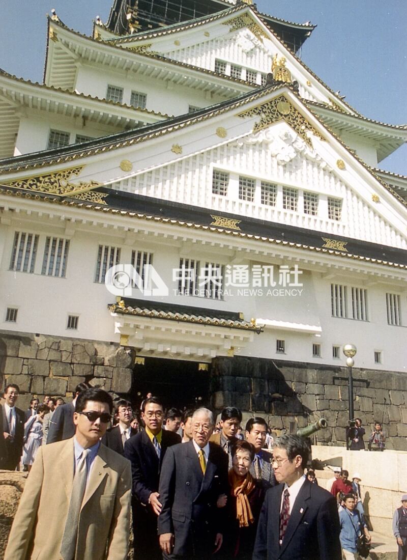 2001年4月23日前总统李登辉（前排右三）与夫人曾文惠参观大阪城天守阁。中央社记者黄贵美大阪摄 90年4月23日