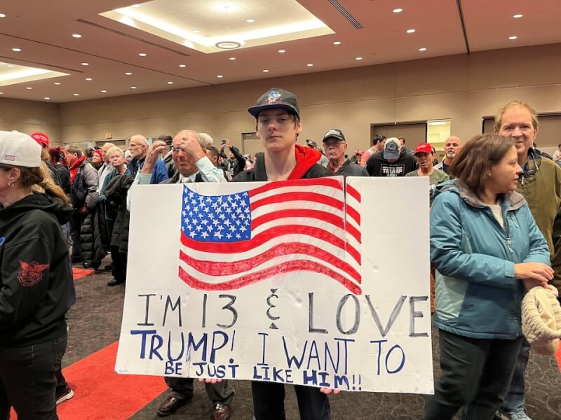 一名年輕的川普支持者舉著標語，出席2日在威斯康辛州綠灣的造勢大會。（路透社）