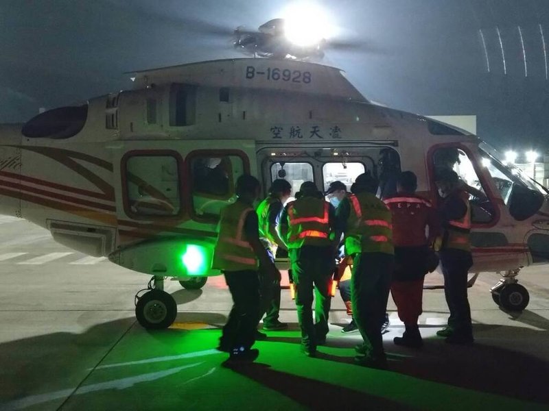 澎湖79岁老妇22日在家中摔伤导致颅内出血，由凌天救护医疗直升机后送至台南成大医院治疗。（凌天航空提供）中央社  113年4月23日