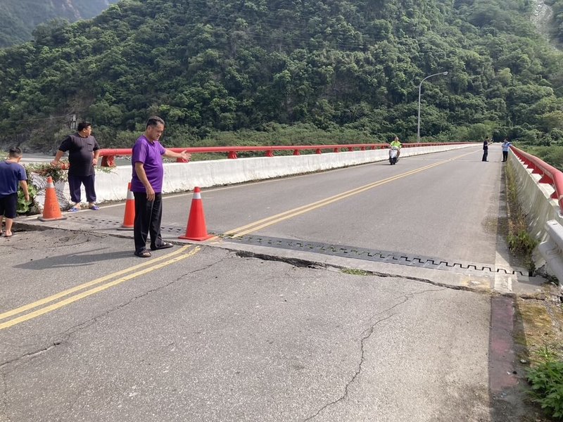花蓮縣秀林鄉銅門大橋因地震造成伸縮縫變大,公所人員現勘評估橋梁結構沒有問題,但務必快速通行。(民眾提供)中央社記者張祈傳真 113年4月23日