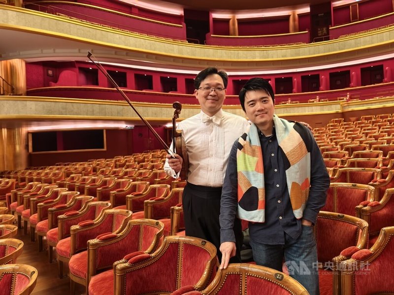  NSO國家交響樂團代理首席、小提琴家鄧皓敦（左）與指揮家吳曜宇（右）兩位音樂好朋友，將在29日的台北愛樂青年管弦樂團20週年音樂會上合作，演出孟德爾頌「小提琴協奏曲」。中央社記者趙靜瑜攝  113年4月23日