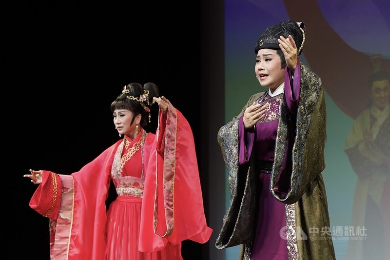 薪傳歌仔戲劇團將在2024台灣戲曲藝術節演出「兩生花劫」,重新詮釋德國劇作家萊辛名劇「艾米莉亞.嘉樂蒂」,探討愛與寬恕的主題。劇團23日在台灣戲曲中心舉行記者會,現場演出精彩片段。中央社記者徐肇昌攝 113年4月23日