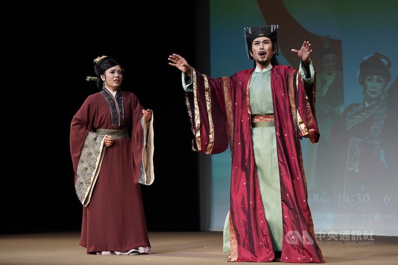 薪傳歌仔戲劇團將在2024台灣戲曲藝術節演出「兩生花劫」,劇本改編自德國劇作家萊辛名劇「艾米莉亞・嘉樂蒂」,劇團23日在台北舉辦記者會並表演精彩片段。中央社記者徐肇昌攝 113年4月23日